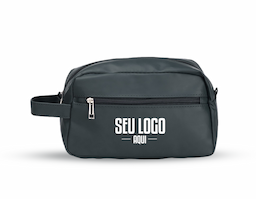Nécessaire confeccionada em couro sintético impermeável, material que oferece resistência, fácil limpeza e acabamento elegante. Possui compartimento principal com fechamento em zíper, garantindo segurança no armazenamento de itens pessoais. Conta com bolso frontal externo que amplia a organização e facilita o acesso a objetos de uso frequente. Dispõe ainda de alça de mão para transporte prático e duas alças menores, ideais para fixação de chaveiro ou gancho. Um brinde corporativo funcional e sofisticado, que une utilidade real, durabilidade e excelente presença de marca no dia a dia.