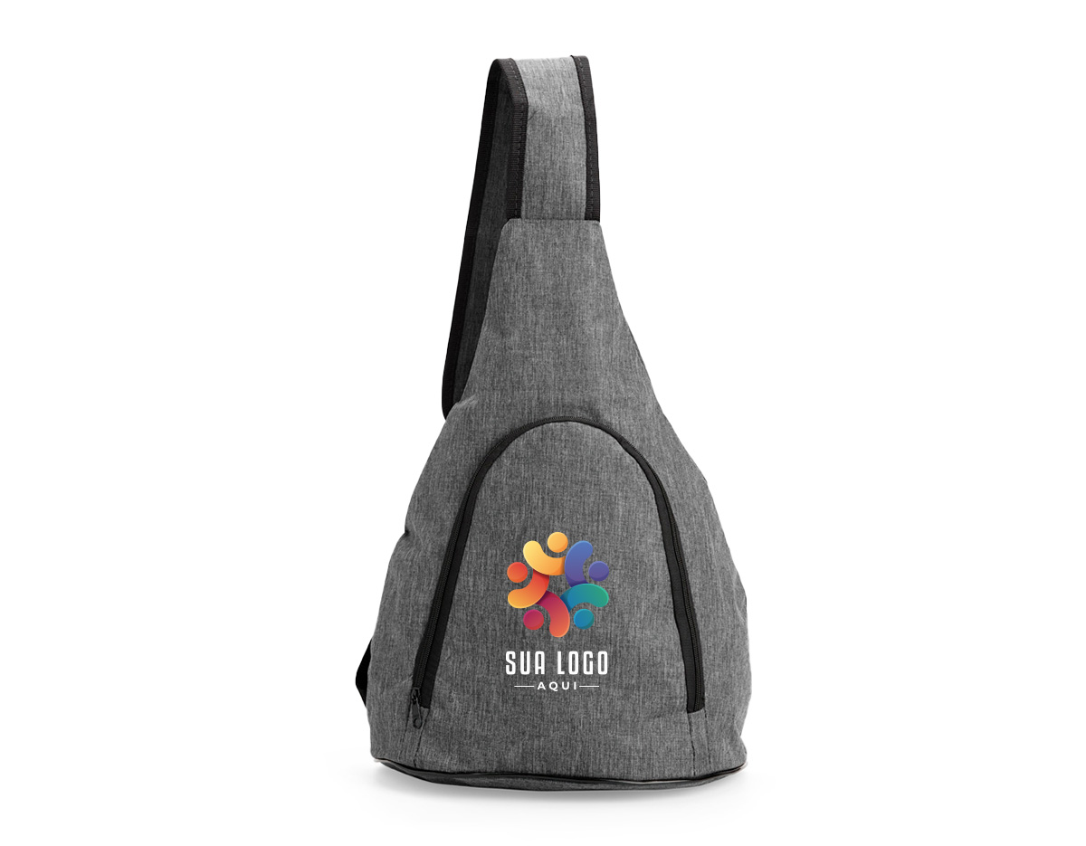 Bolsa transversal confeccionada em tecido resistente à água, com capacidade de até 12 litros. Possui fechamento em zíper e alça ajustável, garantindo praticidade e conforto no transporte. Brinde funcional e versátil, ideal para o dia a dia, viagens e ações promocionais.