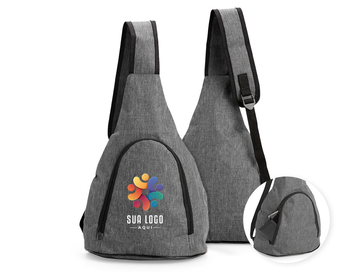 Bolsa transversal confeccionada em tecido resistente à água, com capacidade de até 12 litros. Possui fechamento em zíper e alça ajustável, garantindo praticidade e conforto no transporte. Brinde funcional e versátil, ideal para o dia a dia, viagens e ações promocionais.