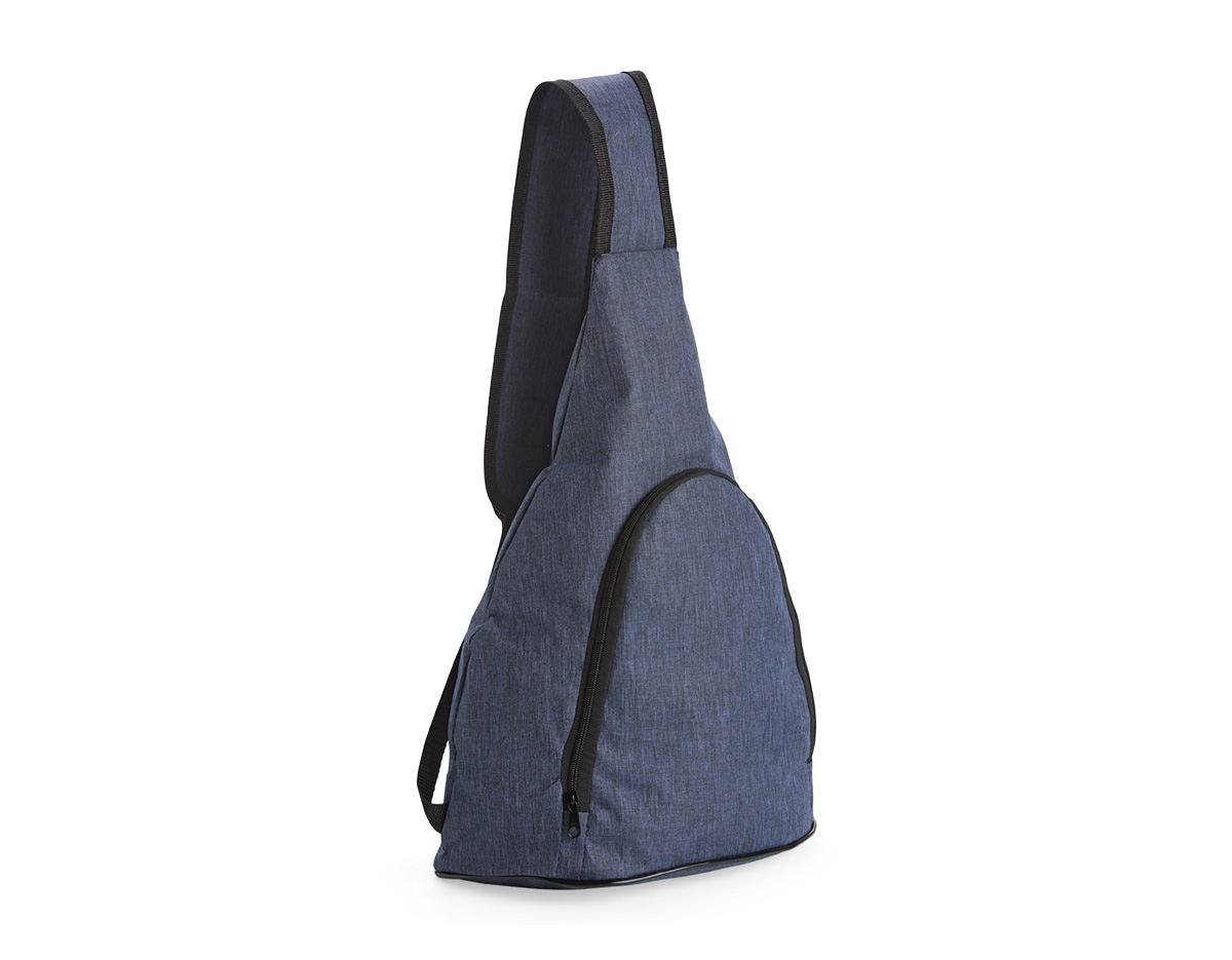 Bolsa transversal confeccionada em tecido resistente à água, com capacidade de até 12 litros. Possui fechamento em zíper e alça ajustável, garantindo praticidade e conforto no transporte. Brinde funcional e versátil, ideal para o dia a dia, viagens e ações promocionais.