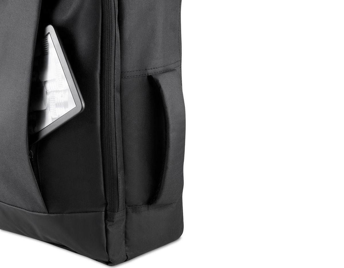 Mochila/pasta confeccionada em poliéster 300D com detalhe em PU e interior em poliéster 210D, unindo resistência e sofisticação. Possui alças lateral e de ombro acolchoadas, alça de mão e engate para mala de viagem. Conta com bolso frontal com zíper, compartimento interno para notebook de até 15,6” e bolso traseiro que permite ocultar as alças. Um brinde corporativo versátil, funcional e ideal para o dia a dia profissional.