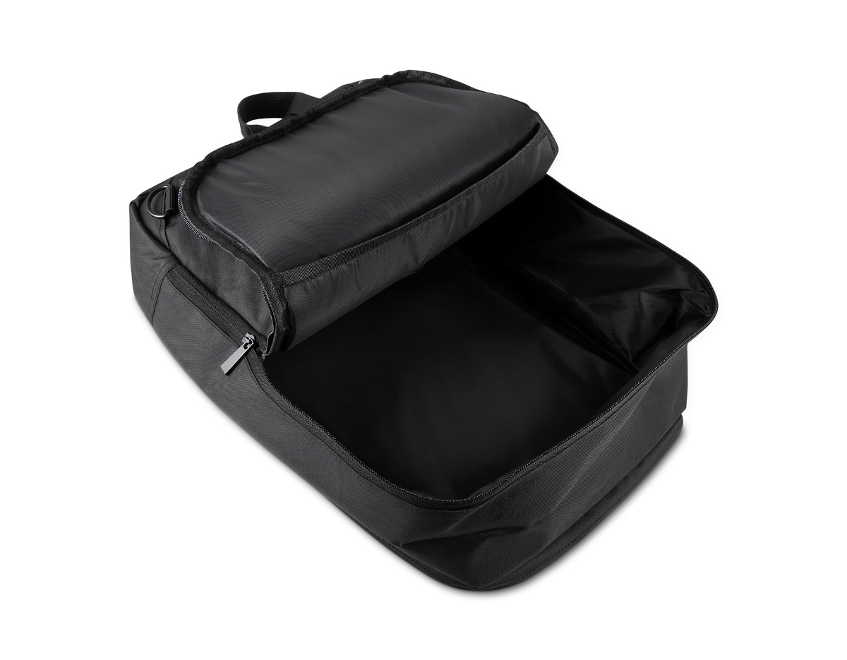 Mochila/pasta confeccionada em poliéster 300D com detalhe em PU e interior em poliéster 210D, unindo resistência e sofisticação. Possui alças lateral e de ombro acolchoadas, alça de mão e engate para mala de viagem. Conta com bolso frontal com zíper, compartimento interno para notebook de até 15,6” e bolso traseiro que permite ocultar as alças. Um brinde corporativo versátil, funcional e ideal para o dia a dia profissional.