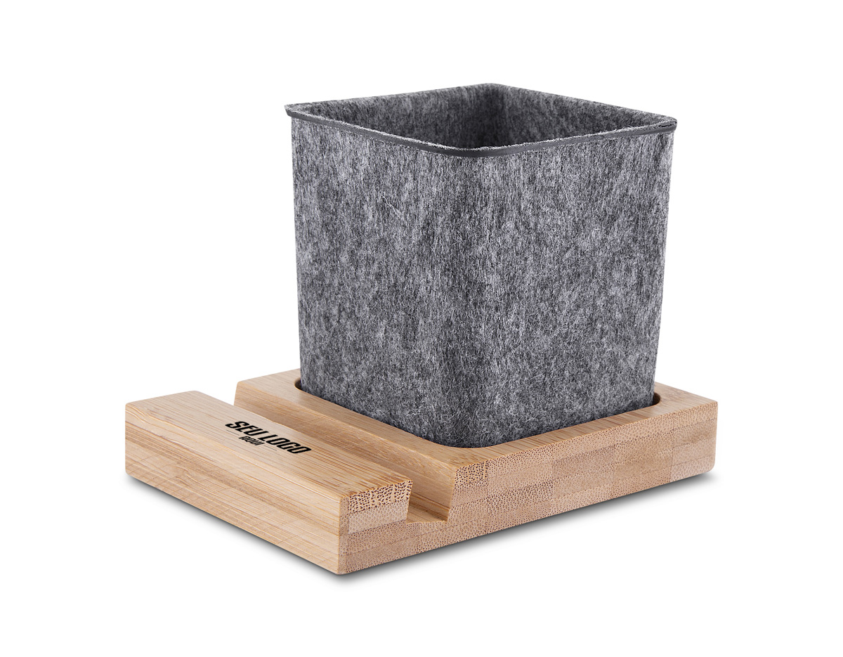 Porta-objetos e suporte para celular confeccionado em feltro reciclado, com detalhe em bambu que agrega um toque natural e moderno. Ideal para organizar canetas, lápis e marcadores, mantendo a mesa de escritório funcional e organizada. Brinde sustentável, prático e elegante para ações corporativas.