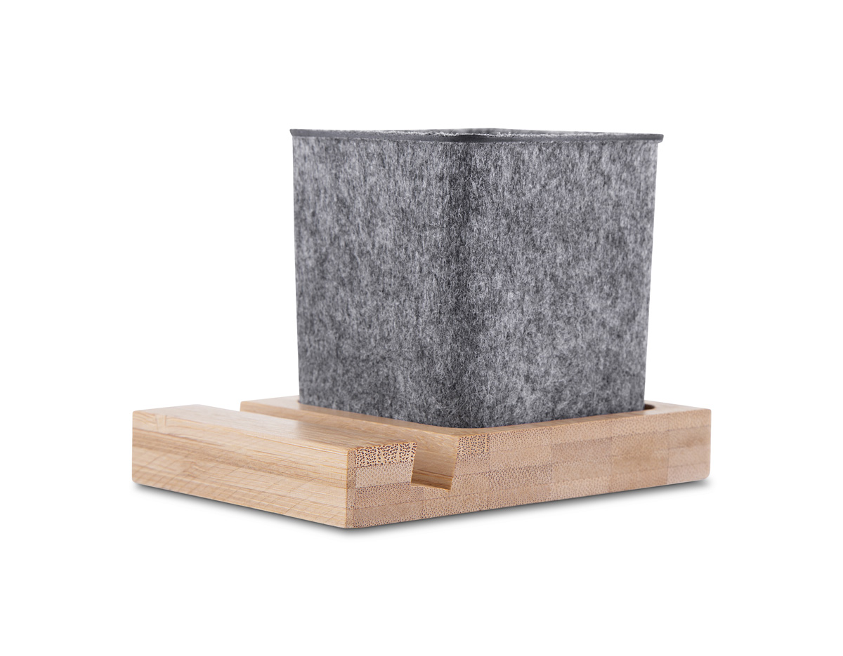 Porta-objetos e suporte para celular confeccionado em feltro reciclado, com detalhe em bambu que agrega um toque natural e moderno. Ideal para organizar canetas, lápis e marcadores, mantendo a mesa de escritório funcional e organizada. Brinde sustentável, prático e elegante para ações corporativas.