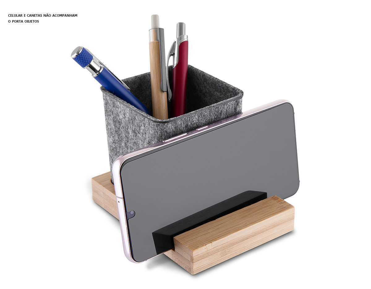 Porta-objetos e suporte para celular confeccionado em feltro reciclado, com detalhe em bambu que agrega um toque natural e moderno. Ideal para organizar canetas, lápis e marcadores, mantendo a mesa de escritório funcional e organizada. Brinde sustentável, prático e elegante para ações corporativas.