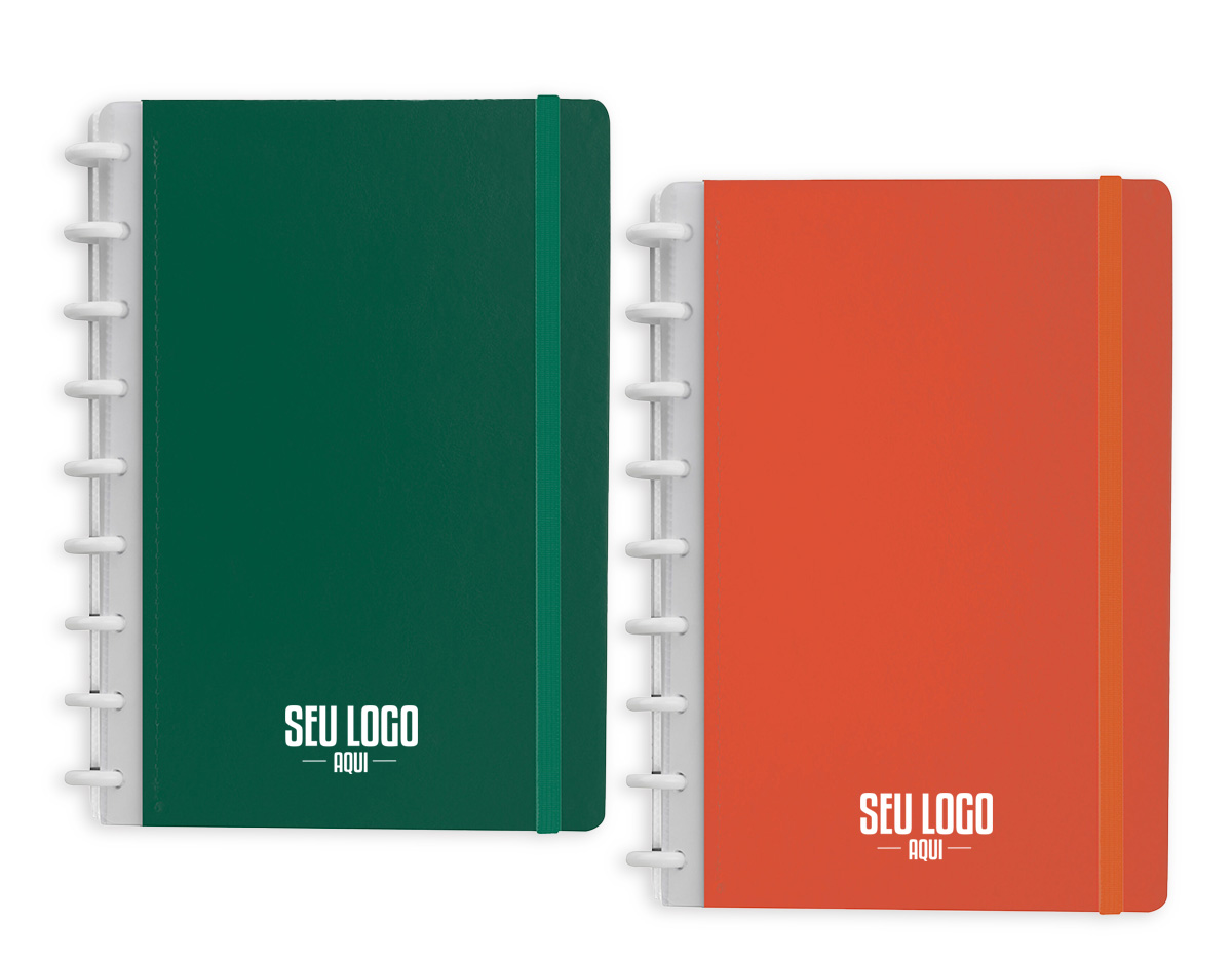 Caderno de anotações com folhas removíveis, ideal para organização e praticidade no dia a dia. Possui capa dura cartonada revestida em material sintético, 80 folhas pautadas em papel 75 g/m², calendário anual e manual de instruções. Conta ainda com bolso plástico interno para documentos e elástico para fechamento seguro, sendo um brinde corporativo funcional e elegante.
