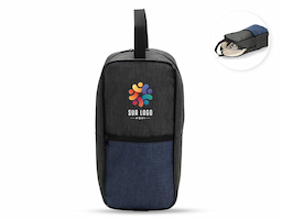 Bolsa porta-tênis resistente à água confeccionada em poliéster mesclado com PVC. Conta com compartimento principal e bolso frontal com fechamento em zíper, além de alça em nylon para transporte.