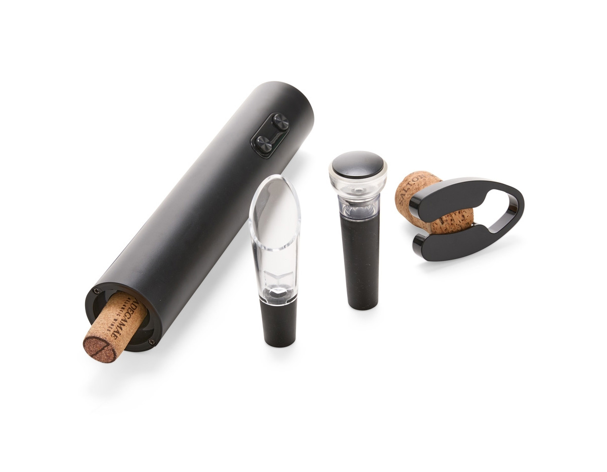 Kit vinho com cinco peças, incluindo: saca-rolhas em plástico e aço carbono com acionamento por botões alimentado por quatro pilhas AA (não inclusas), bico dosador e rolha em plástico e borracha TPR, cortador de lacre e base em plástico.