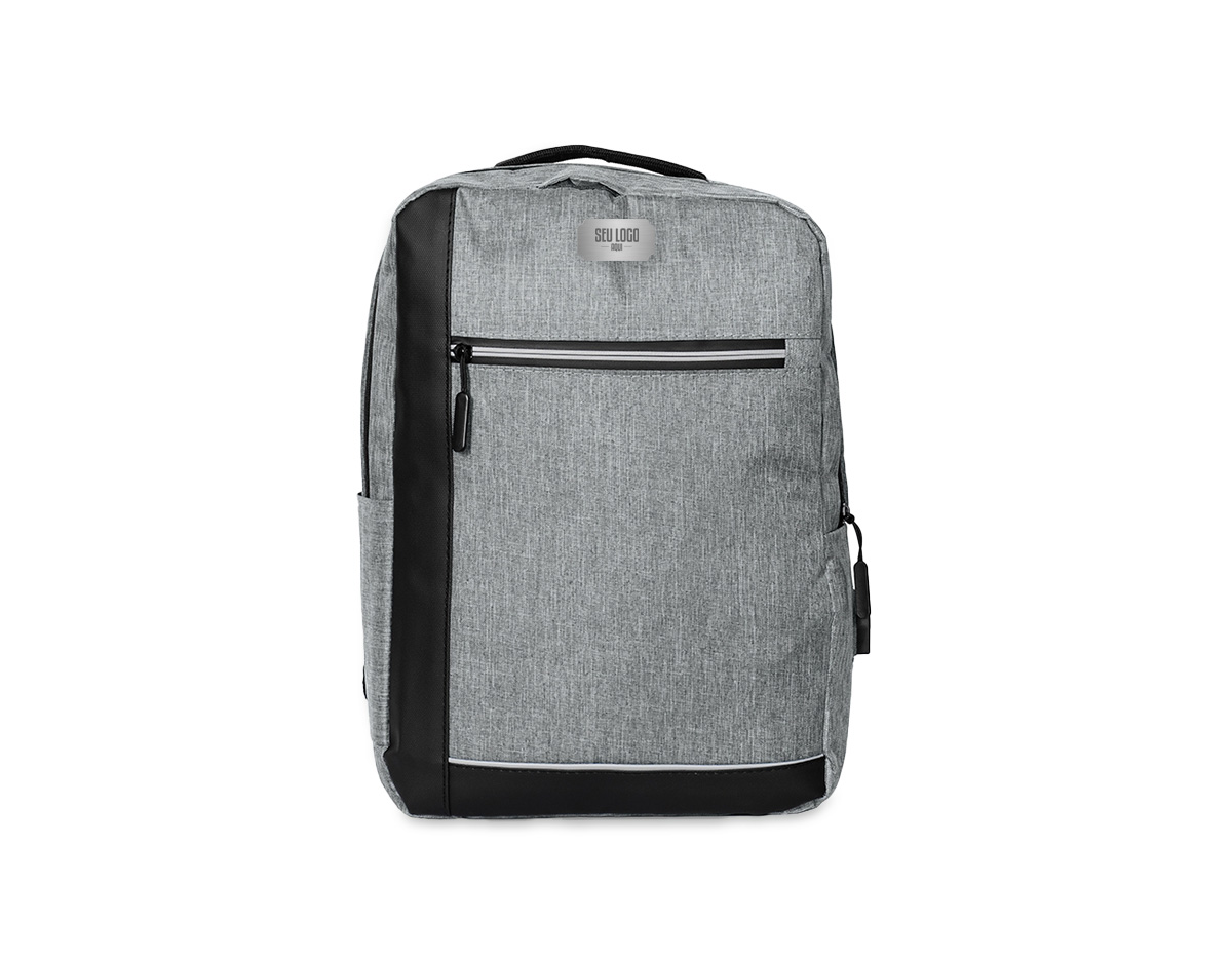 Mochila confeccionada em poliéster 300D resistente à água, com detalhes em couro sintético, fechamento em zíper e capacidade para até 15 litros. Possui compartimento principal com bolsos em diferentes tamanhos e divisória para notebooks de até 15.6 polegadas. Dispõe ainda de compartimento frontal com fechamento em zíper e faixa reflexiva, além de bolso lateral aberto e adaptador USB externo.