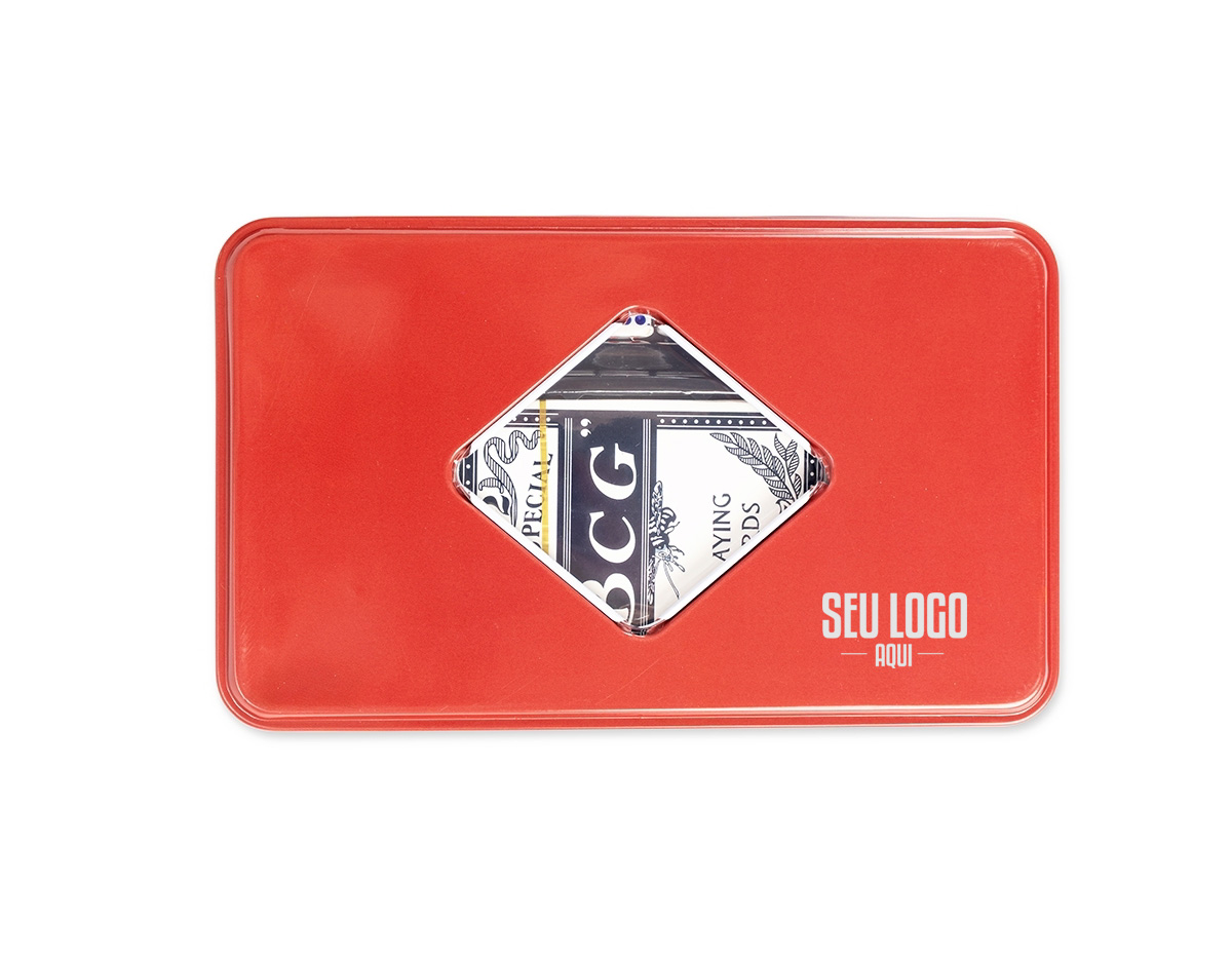 Kit poker composto por um baralho completo com 54 cartas, 100 fichas plásticas divididas em quatro cores diferentes, uma ficha de dealer e quatro dados de seis faces. Acompanha estojo metálico e folheto de regras em inglês.