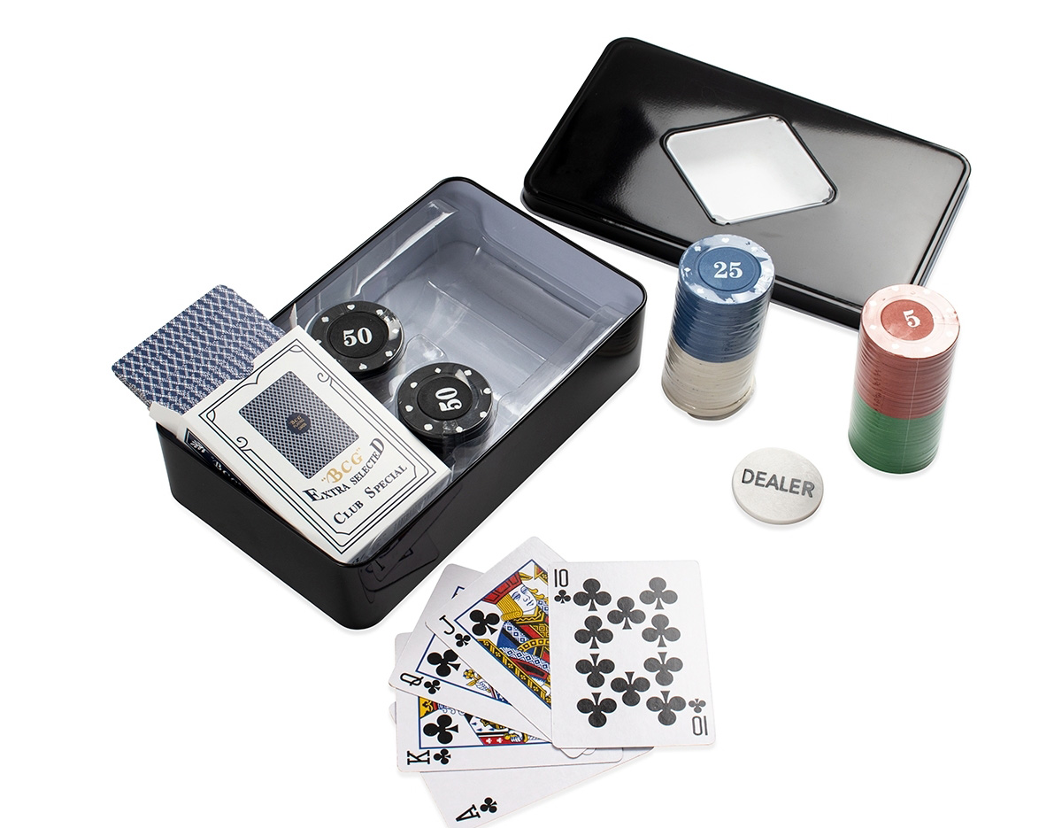 Kit poker formado por baralho completo com 54 cartas, uma ficha de dealer e 80 fichas coloridas, sendo 20 na cor preta e outras quatro cores com 15 unidades cada. Acompanha um estojo metálico para guardar o conjunto.