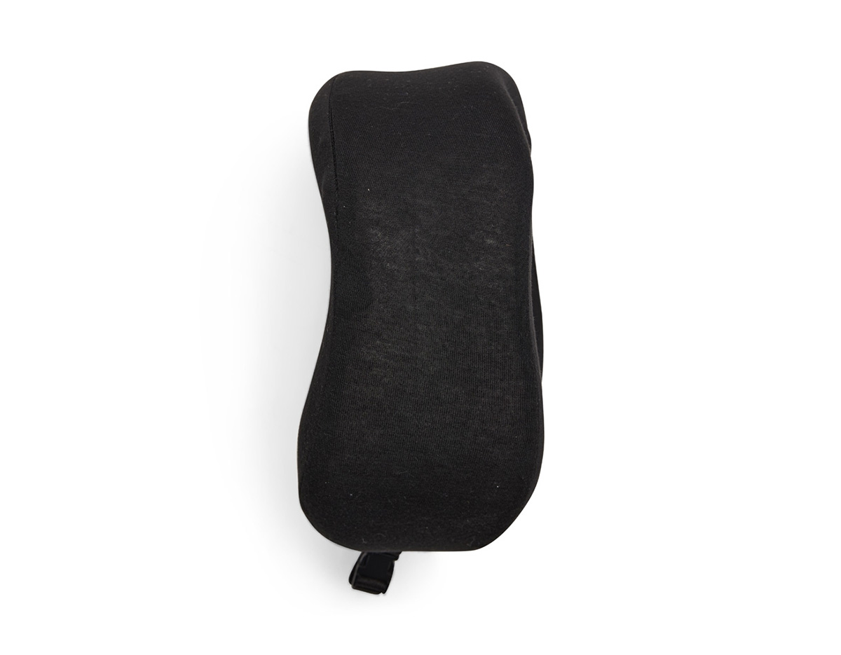Almofada de pescoço com design anatômico, enchimento em espuma visco elástica macia em poliuretano e capa em poliéster. Possui alças ajustáveis em nylon e fechamento com engate plástico.