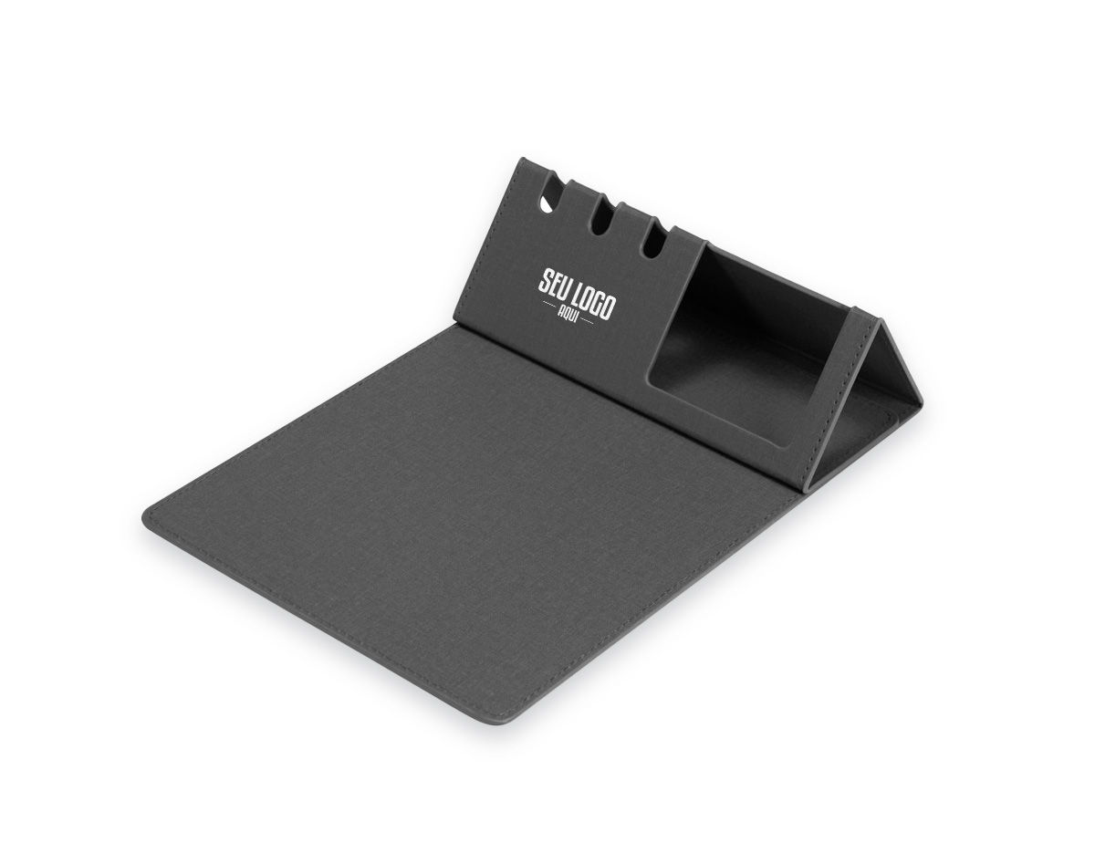Mouse pad com estrutura em papelão resistente e revestimento em poliuretano (PU). Possui design dobrável com espaço para suporte de celular e porta-canetas.