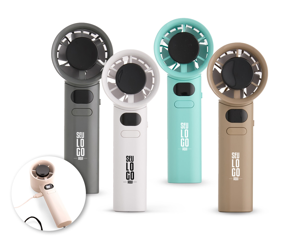 Mini ventilador recarregável em plástico e metal. Possui controle de velocidade ajustado por botões frontais, acionamento por chave seletora e painel de LED que exibe níveis de velocidade e carga da bateria. Acompanha cabo USB-C e cordão em nylon.