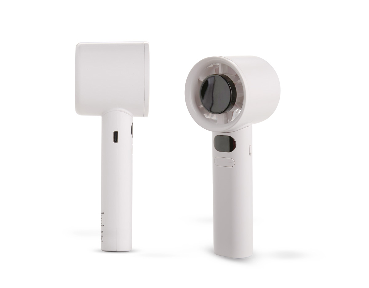 Mini ventilador recarregável em plástico e metal. Possui controle de velocidade ajustado por botões frontais, acionamento por chave seletora e painel de LED que exibe níveis de velocidade e carga da bateria. Acompanha cabo USB-C e cordão em nylon.