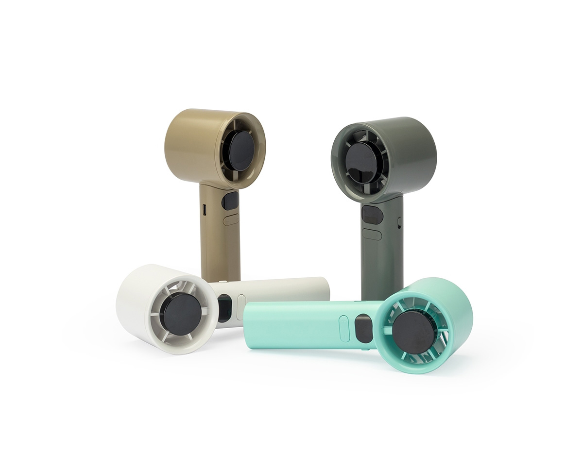 Mini ventilador recarregável em plástico e metal. Possui controle de velocidade ajustado por botões frontais, acionamento por chave seletora e painel de LED que exibe níveis de velocidade e carga da bateria. Acompanha cabo USB-C e cordão em nylon.