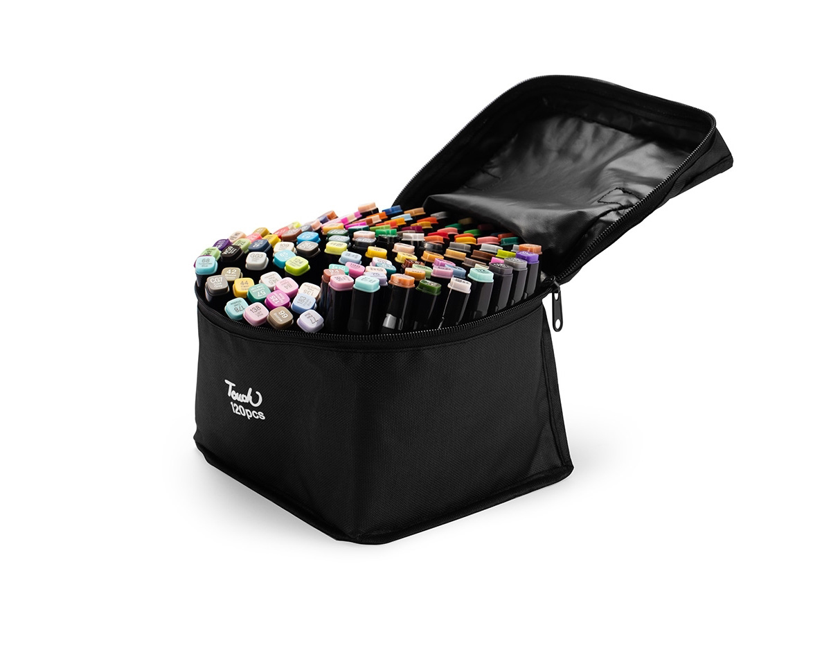 Kit com 120 canetas marcadoras feitas em plástico com pontas duplas: uma fina e outra chanfrada. Acompanham bolsa com alça e fechamento em zíper para transporte.