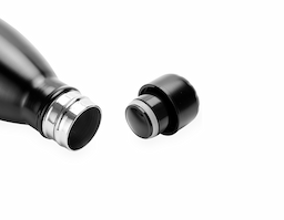 Garrafa térmica em inox 304 com tampa rosqueável e capacidade máxima de 780ml. Possui estrutura de parede dupla e vedação a vácuo, garantindo a temperatura de líquidos conservada por mais tempo.