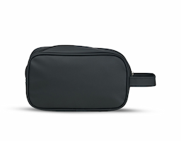 Nécessaire confeccionada em couro sintético impermeável, material que combina resistência, fácil limpeza e acabamento elegante. Possui compartimento principal com fechamento em zíper, garantindo segurança no armazenamento de itens pessoais. Conta ainda com bolso frontal também com zíper, ideal para objetos de acesso rápido, mantendo a organização no dia a dia. A alça lateral de mão facilita o transporte e o manuseio em diferentes situações. Um brinde corporativo funcional e versátil, que alia praticidade, durabilidade e excelente presença de marca na rotina do usuário.