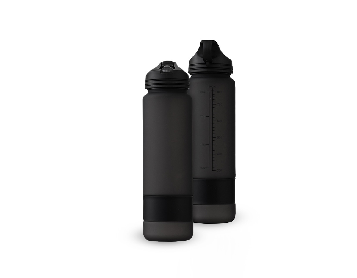 Squeeze plástico com acabamento fosco e marcação de volume, ideal para acompanhar a rotina de hidratação. Possui capacidade máxima de 900 ml, tampa rosqueável com alça fixa, bico flip e canudo interno removível. Acompanha tira emborrachada removível, garantindo praticidade e conforto no uso. Um brinde corporativo funcional, moderno e de grande apelo promocional.
