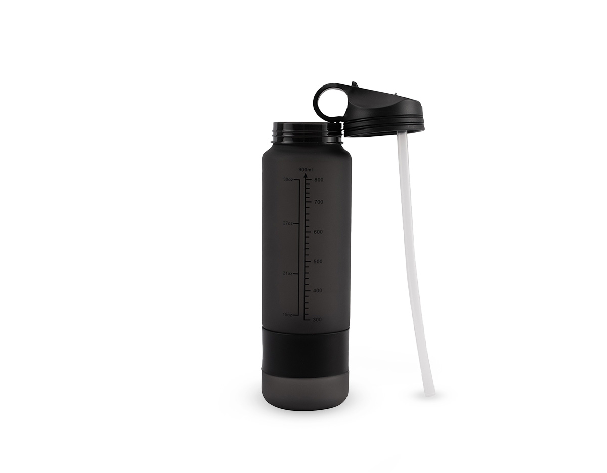 Squeeze plástico com acabamento fosco e marcação de volume, ideal para acompanhar a rotina de hidratação. Possui capacidade máxima de 900 ml, tampa rosqueável com alça fixa, bico flip e canudo interno removível. Acompanha tira emborrachada removível, garantindo praticidade e conforto no uso. Um brinde corporativo funcional, moderno e de grande apelo promocional.