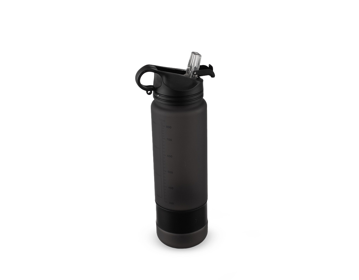 Squeeze plástico com acabamento fosco e marcação de volume, ideal para acompanhar a rotina de hidratação. Possui capacidade máxima de 900 ml, tampa rosqueável com alça fixa, bico flip e canudo interno removível. Acompanha tira emborrachada removível, garantindo praticidade e conforto no uso. Um brinde corporativo funcional, moderno e de grande apelo promocional.