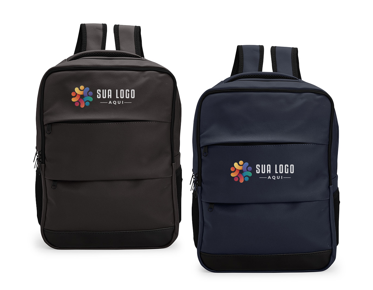 Mochila confeccionada em couro sintético, com capacidade máxima de 20 litros, ideal para uso profissional e cotidiano. Possui compartimento principal com divisória em malha para notebook de até 15,6”, garantindo proteção e organização. Conta com três compartimentos frontais em diferentes tamanhos para melhor acomodação de objetos e dois bolsos laterais em tecido respirável. As alças das costas são revestidas com o mesmo material respirável, proporcionando maior conforto, além de alça superior de mão para transporte prático. Um brinde corporativo moderno e funcional.