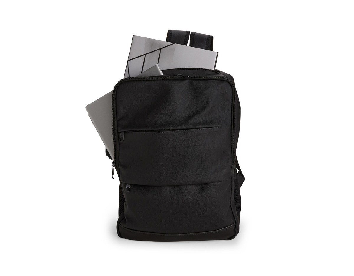 Mochila confeccionada em couro sintético, com capacidade máxima de 20 litros, ideal para uso profissional e cotidiano. Possui compartimento principal com divisória em malha para notebook de até 15,6”, garantindo proteção e organização. Conta com três compartimentos frontais em diferentes tamanhos para melhor acomodação de objetos e dois bolsos laterais em tecido respirável. As alças das costas são revestidas com o mesmo material respirável, proporcionando maior conforto, além de alça superior de mão para transporte prático. Um brinde corporativo moderno e funcional.