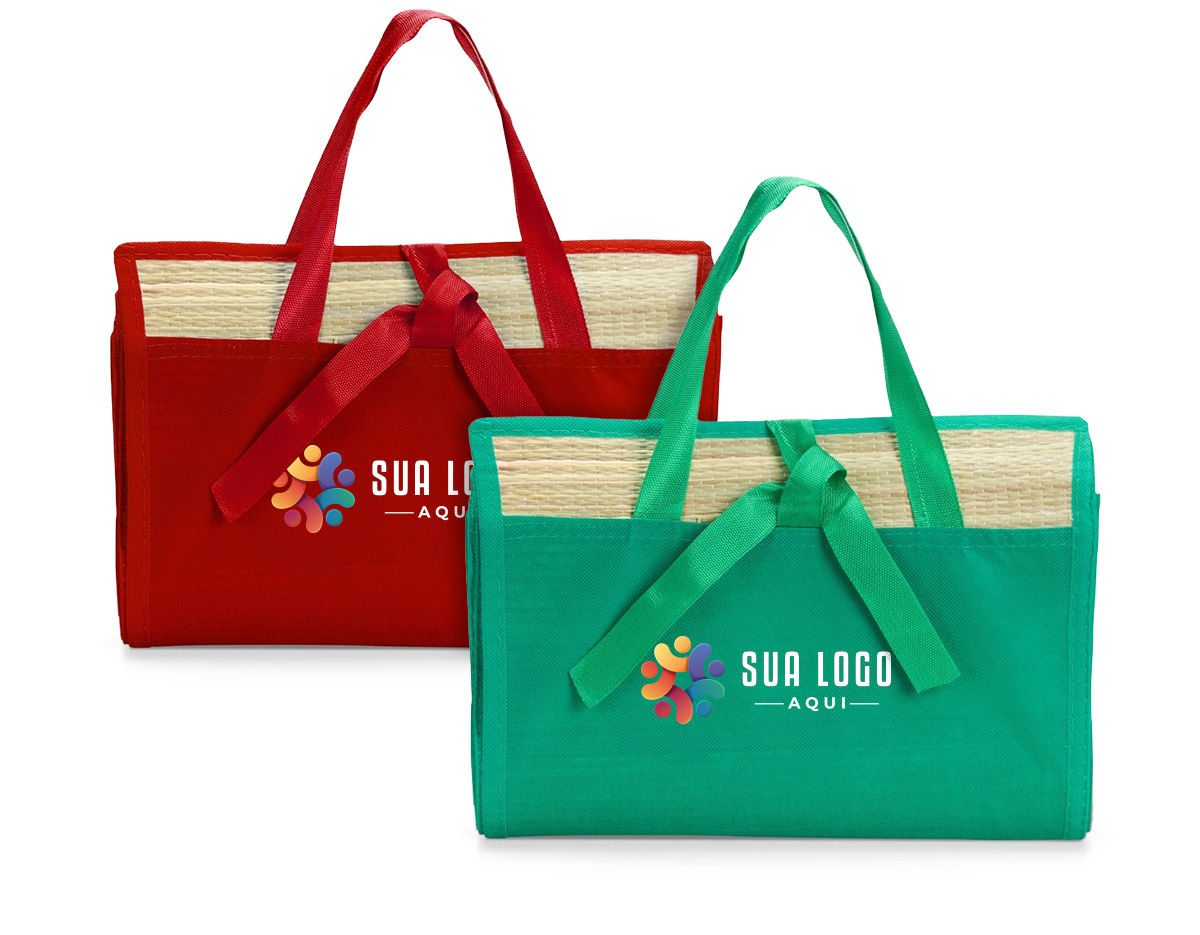 Esteira dobrável em palha natural com bordas costuradas em nylon dividindo a esteira em três partes. Além disso, possui um par de alças costuradas para transporte.