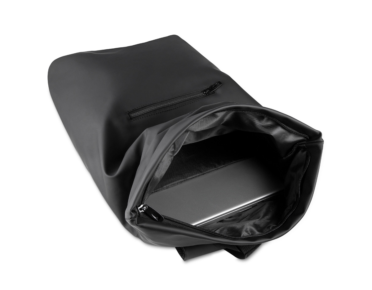 Mochila confeccionada em 100% PU, com interior em poliéster 210D e capacidade de 16,5 litros, unindo design moderno e resistência. Possui compartimento principal com zíper e alça de fechamento em velcro, bolso frontal com zíper e espaço interno para notebook de até 15,6”. Conta ainda com alça de mão e alças de ombro acolchoadas, garantindo conforto no uso diário. Um brinde corporativo elegante, funcional e ideal para o ambiente profissional.