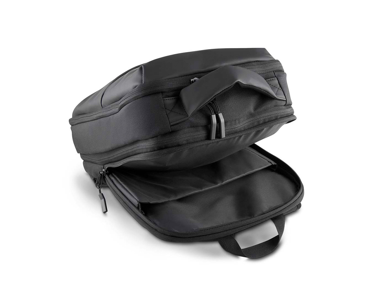 Mochila premium em poliéster 600D com detalhe em PU e interior em poliéster 210D. Conta com compartimento interno a vácuo, acompanha bomba para desinflar, expansor com zíper, compartimento frontal com zíper, compartimento para notebook de até 15,6”, compartimento com zíper nas costas, engate para mala de viagem e alças de mão e ombro acolchoadas.