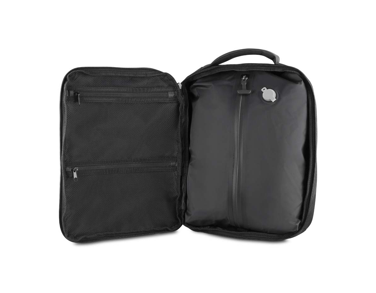 Mochila premium em poliéster 600D com detalhe em PU e interior em poliéster 210D. Conta com compartimento interno a vácuo, acompanha bomba para desinflar, expansor com zíper, compartimento frontal com zíper, compartimento para notebook de até 15,6”, compartimento com zíper nas costas, engate para mala de viagem e alças de mão e ombro acolchoadas.