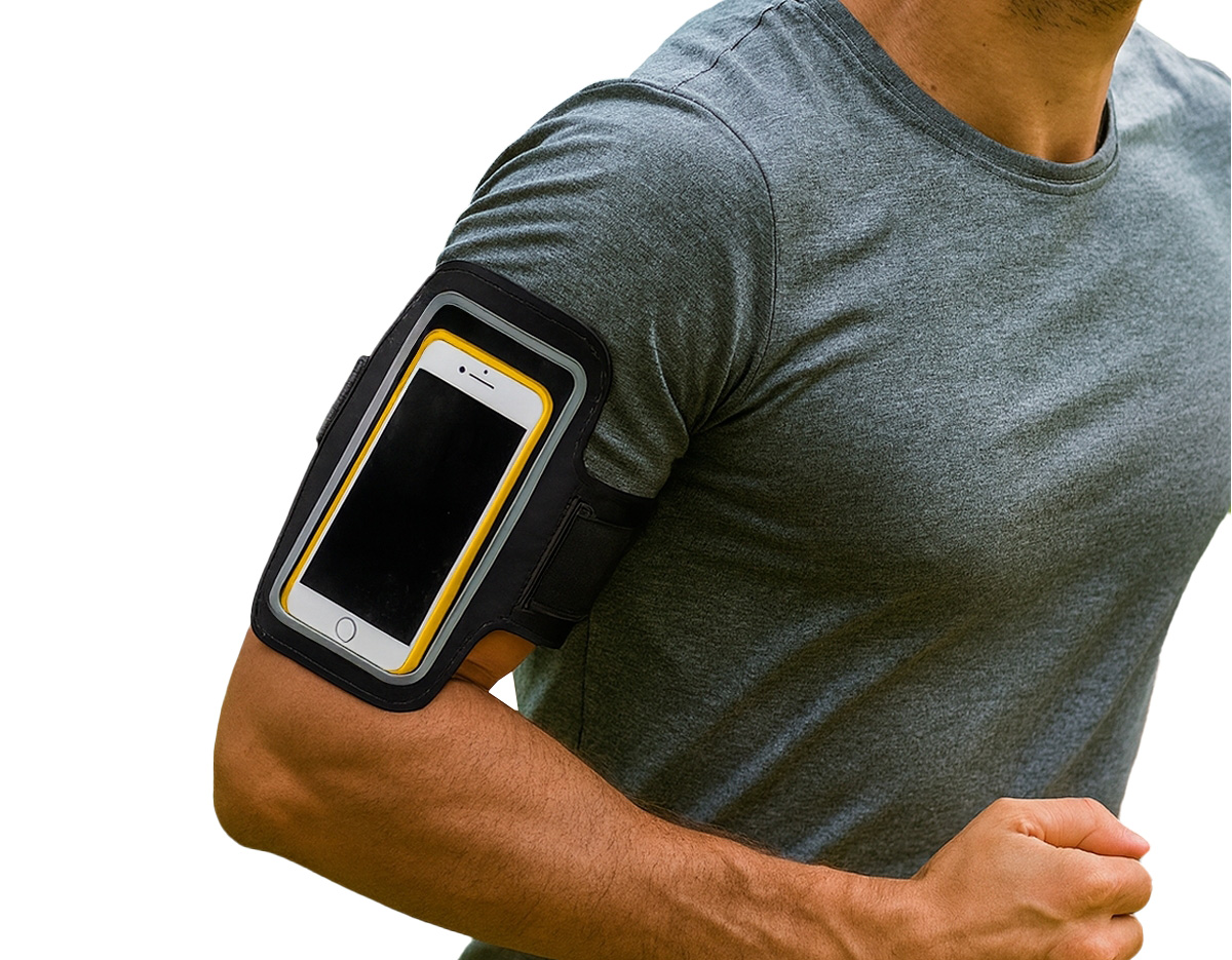 Braçadeira para celular confeccionada em couro sintético, com revestimento posterior em neoprene, oferecendo conforto e resistência durante o uso. Possui capacidade para aparelhos de até 6,5 polegadas, visor frontal em plástico que permite o manuseio da tela sem a retirada do aparelho e alça em neoprene com fechamento em velcro, garantindo ajuste seguro ao braço. Um brinde corporativo moderno, funcional e ideal para atividades esportivas, caminhadas e uso diário.