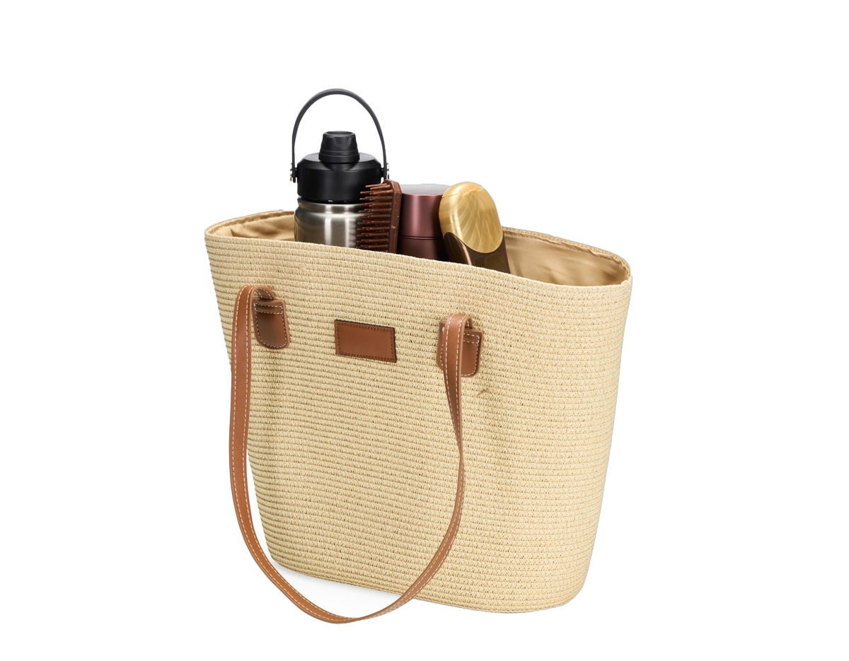 Bolsa confeccionada em fibra biodegradável de celulose, costurada com linha de nylon, unindo resistência e apelo sustentável. Possui fechamento em zíper e compartimento interno com bolso compacto para melhor organização. Conta ainda com alças e detalhes em couro sintético, incluindo plaquinha frontal costurada, que agregam sofisticação ao design. Um brinde corporativo moderno, ecológico e funcional, ideal para valorizar a marca com responsabilidade ambiental.