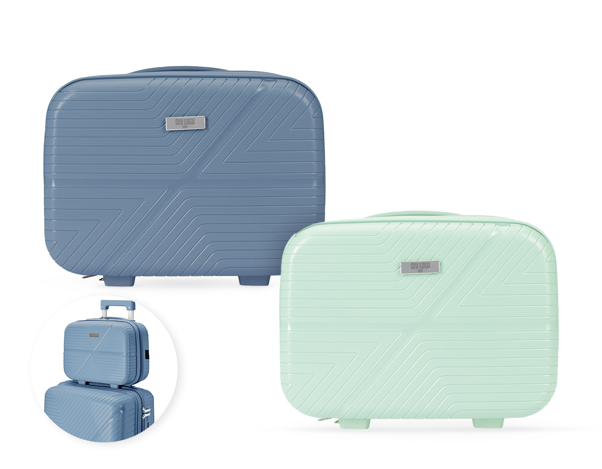 Frasqueira de viagem em plástico rígido com capacidade de até 10 litros. Apresenta três compartimentos internos, incluindo bolso em tela de nylon com zíper. Além disso, possui quatro apoios reforçados na parte inferior, alça de mão e elástico na parte posterior para encaixe em malas maiores. Acompanha placa em metal para personalização.