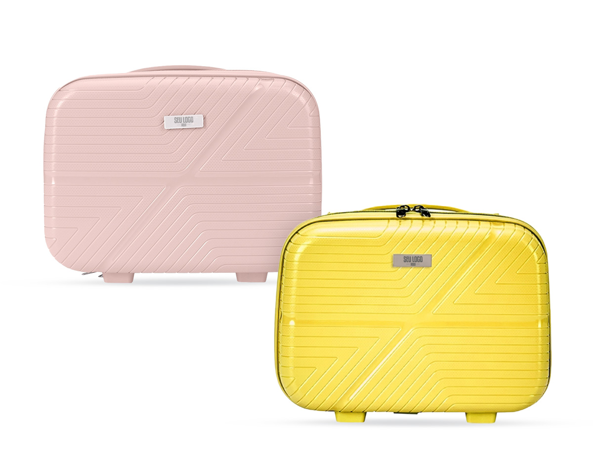 Frasqueira de viagem em plástico rígido com capacidade de até 10 litros. Apresenta três compartimentos internos, incluindo bolso em tela de nylon com zíper. Além disso, possui quatro apoios reforçados na parte inferior, alça de mão e elástico na parte posterior para encaixe em malas maiores. Acompanha placa em metal para personalização.