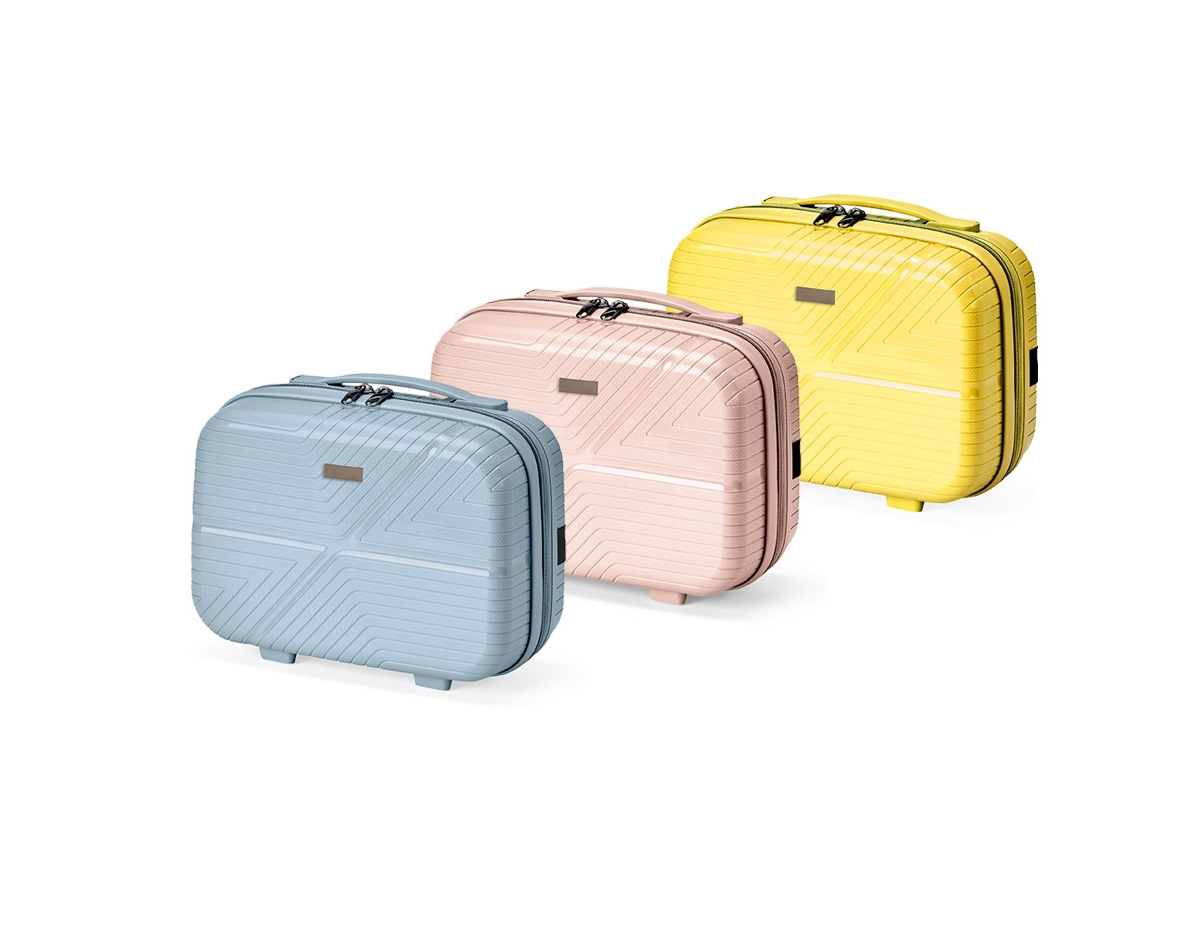 Frasqueira de viagem em plástico rígido com capacidade de até 10 litros. Apresenta três compartimentos internos, incluindo bolso em tela de nylon com zíper. Além disso, possui quatro apoios reforçados na parte inferior, alça de mão e elástico na parte posterior para encaixe em malas maiores. Acompanha placa em metal para personalização.