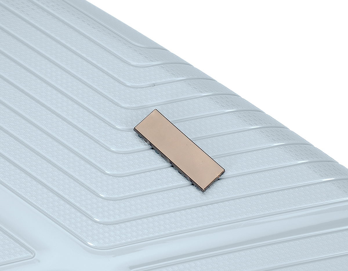 Frasqueira de viagem em plástico rígido com capacidade de até 10 litros. Apresenta três compartimentos internos, incluindo bolso em tela de nylon com zíper. Além disso, possui quatro apoios reforçados na parte inferior, alça de mão e elástico na parte posterior para encaixe em malas maiores. Acompanha placa em metal para personalização.