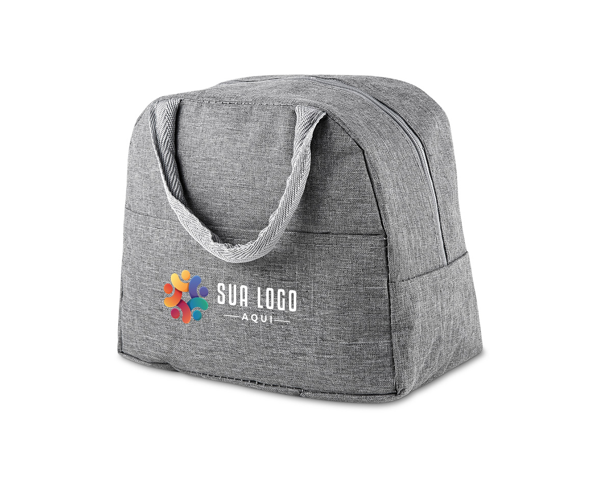 Bolsa térmica costurada, confeccionada em poliéster 300D na parte externa e manta térmica no interior, garantindo melhor conservação da temperatura. Modelo sem solda, com bolso frontal para pequenos objetos e capacidade de 5 litros. Um brinde corporativo prático, resistente e funcional, ideal para ações promocionais e uso no dia a dia.