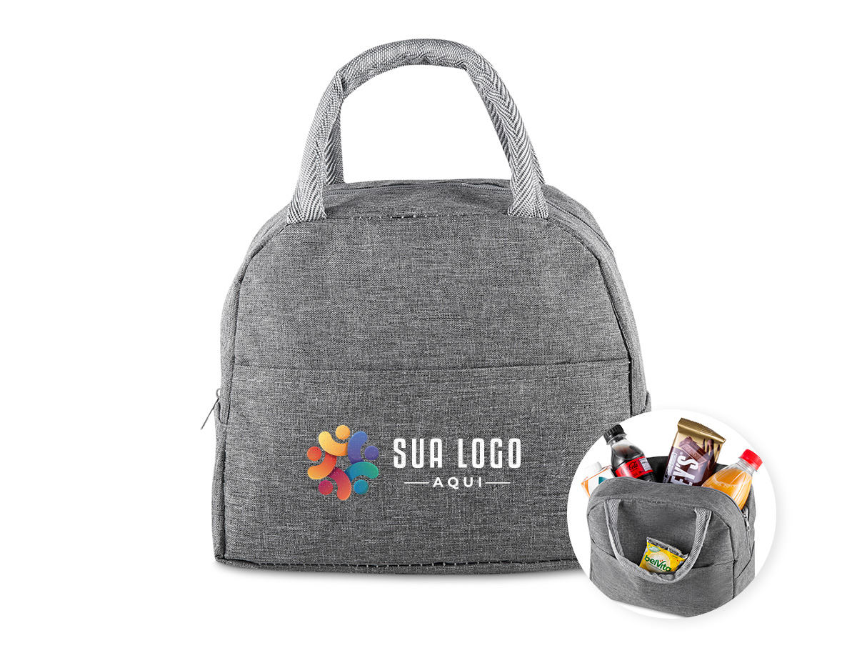 Bolsa térmica costurada, confeccionada em poliéster 300D na parte externa e manta térmica no interior, garantindo melhor conservação da temperatura. Modelo sem solda, com bolso frontal para pequenos objetos e capacidade de 5 litros. Um brinde corporativo prático, resistente e funcional, ideal para ações promocionais e uso no dia a dia.