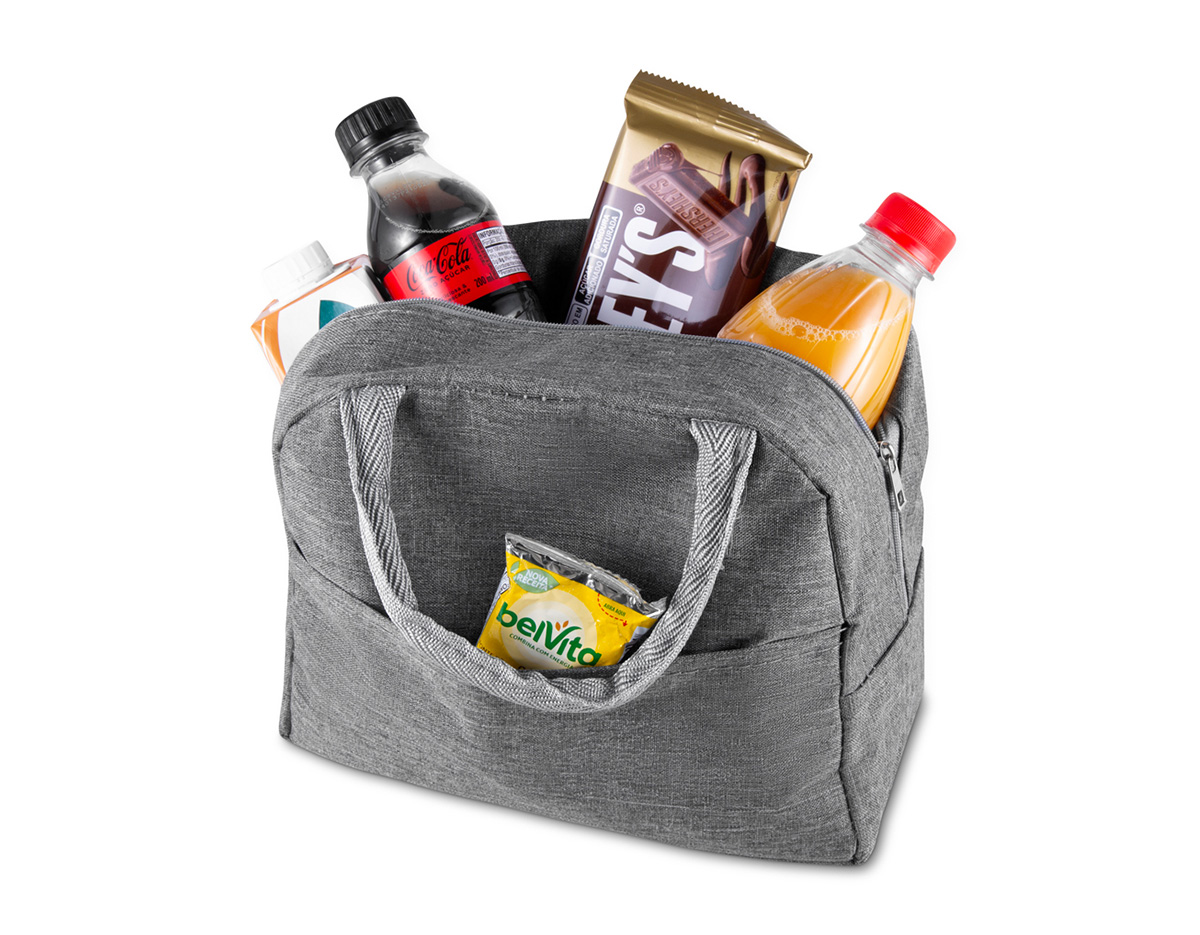 Bolsa térmica costurada, confeccionada em poliéster 300D na parte externa e manta térmica no interior, garantindo melhor conservação da temperatura. Modelo sem solda, com bolso frontal para pequenos objetos e capacidade de 5 litros. Um brinde corporativo prático, resistente e funcional, ideal para ações promocionais e uso no dia a dia.