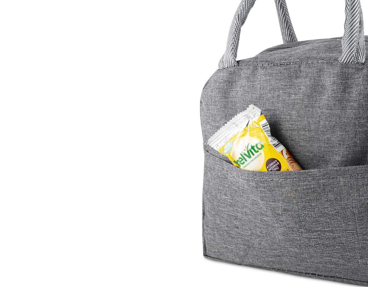 Bolsa térmica costurada, confeccionada em poliéster 300D na parte externa e manta térmica no interior, garantindo melhor conservação da temperatura. Modelo sem solda, com bolso frontal para pequenos objetos e capacidade de 5 litros. Um brinde corporativo prático, resistente e funcional, ideal para ações promocionais e uso no dia a dia.