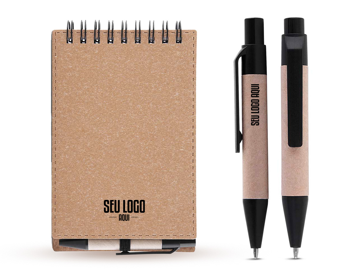 Mini caderno com capa em papelão e encadernação espiral wire-o, ideal para anotações rápidas e uso diário. Possui 70 folhas sem pauta em papel 70 g/m² e acompanha caneta confeccionada em papelão reciclado com detalhe em plástico. Um brinde corporativo prático, sustentável e funcional, perfeito para ações promocionais e eventos.