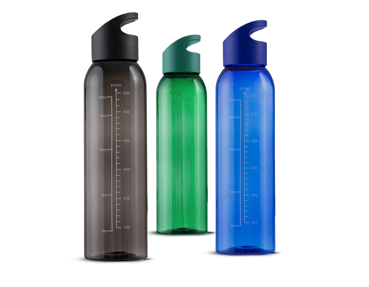 Garrafa produzida em plástico livre de BPA, segura para o uso diário e ideal para acompanhar a rotina de hidratação. Possui capacidade máxima de 700 ml, com marcação de volume impressa até 650 ml, facilitando o controle da ingestão de líquidos. Conta com tampa rosqueável e alça fixa, que garante praticidade no transporte. Um brinde corporativo funcional, leve e versátil, perfeito para ações promocionais e uso contínuo.