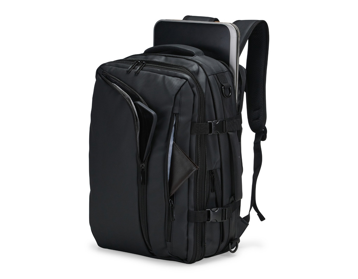 Mochila em nylon com camada de PU impermeável, com capacidade máxima de 28 litros, ideal para viagens, trabalho e uso diário. Possui compartimento interno com sistema de vedação a vácuo para armazenamento de roupas e objetos, além de duas divisórias em poliuretano termoplástico em tamanhos diferentes. Conta com bolsos frontais, bolso lateral em tela e bolso traseiro com divisória para notebook de até 15,6”. Dispõe ainda de alças acolchoadas em espuma respirável, alça lateral para transporte horizontal e alça de ombro ajustável em nylon. Um brinde corporativo moderno, versátil e de alto valor percebido.
