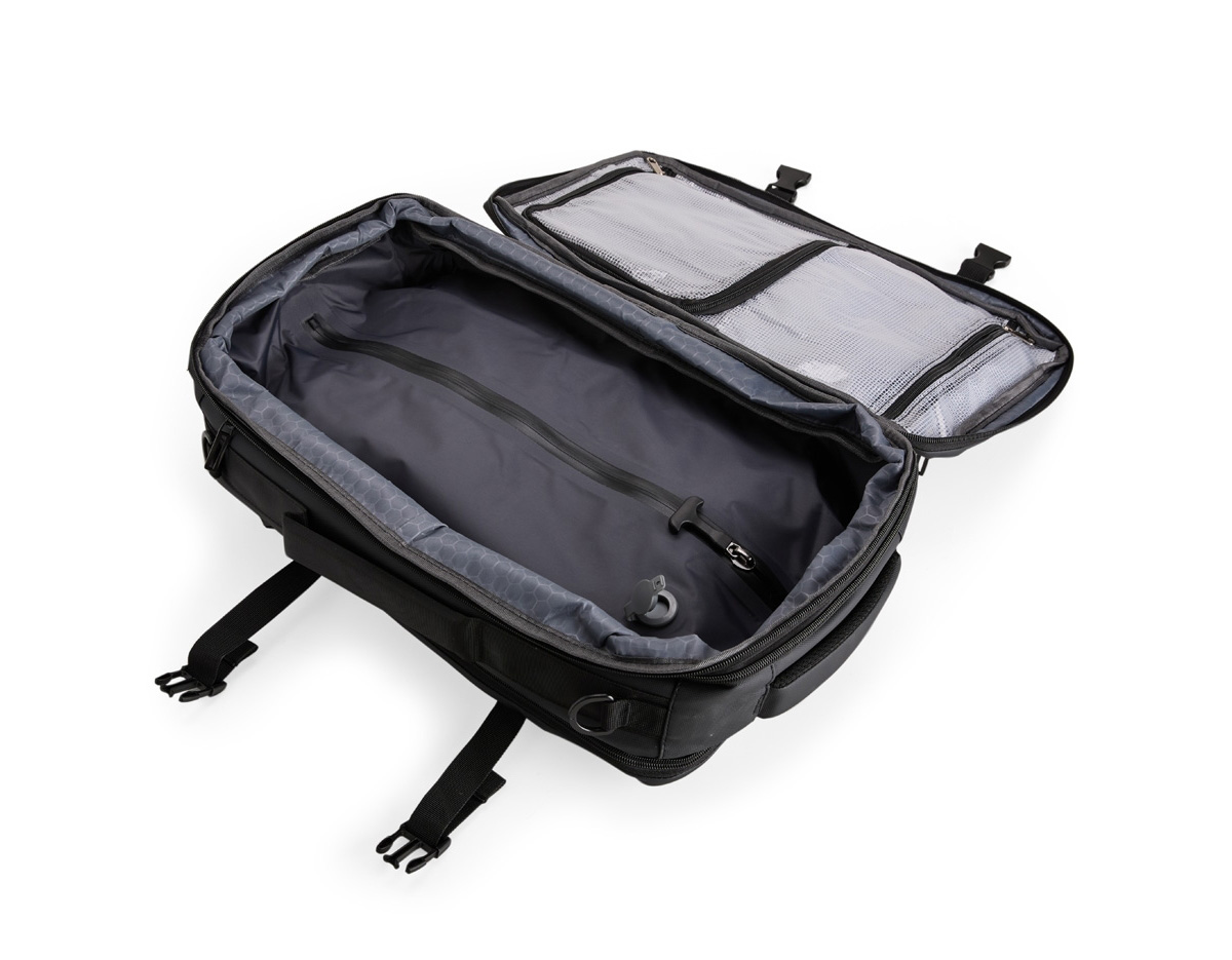 Mochila em nylon com camada de PU impermeável, com capacidade máxima de 28 litros, ideal para viagens, trabalho e uso diário. Possui compartimento interno com sistema de vedação a vácuo para armazenamento de roupas e objetos, além de duas divisórias em poliuretano termoplástico em tamanhos diferentes. Conta com bolsos frontais, bolso lateral em tela e bolso traseiro com divisória para notebook de até 15,6”. Dispõe ainda de alças acolchoadas em espuma respirável, alça lateral para transporte horizontal e alça de ombro ajustável em nylon. Um brinde corporativo moderno, versátil e de alto valor percebido.
