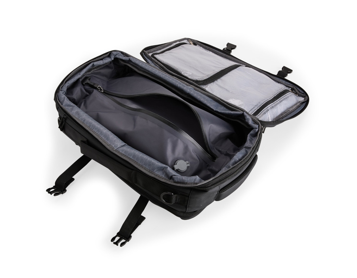 Mochila em nylon com camada de PU impermeável, com capacidade máxima de 28 litros, ideal para viagens, trabalho e uso diário. Possui compartimento interno com sistema de vedação a vácuo para armazenamento de roupas e objetos, além de duas divisórias em poliuretano termoplástico em tamanhos diferentes. Conta com bolsos frontais, bolso lateral em tela e bolso traseiro com divisória para notebook de até 15,6”. Dispõe ainda de alças acolchoadas em espuma respirável, alça lateral para transporte horizontal e alça de ombro ajustável em nylon. Um brinde corporativo moderno, versátil e de alto valor percebido.