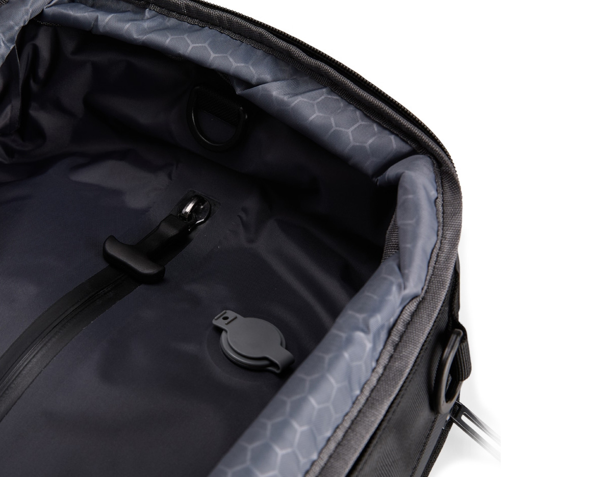 Mochila em nylon com camada de PU impermeável, com capacidade máxima de 28 litros, ideal para viagens, trabalho e uso diário. Possui compartimento interno com sistema de vedação a vácuo para armazenamento de roupas e objetos, além de duas divisórias em poliuretano termoplástico em tamanhos diferentes. Conta com bolsos frontais, bolso lateral em tela e bolso traseiro com divisória para notebook de até 15,6”. Dispõe ainda de alças acolchoadas em espuma respirável, alça lateral para transporte horizontal e alça de ombro ajustável em nylon. Um brinde corporativo moderno, versátil e de alto valor percebido.
