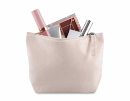 Necessaire confeccionada em algodão reciclado com gramatura de 340 g/m², oferecendo alta resistência e excelente durabilidade. Possui puxador com detalhe em algodão reciclado, reforçando o apelo sustentável do produto. Conta com estrutura prática e funcional, proporcionando espaço adequado para armazenar e organizar objetos pessoais com facilidade. Um brinde corporativo ecológico, versátil e moderno, ideal para valorizar a marca com responsabilidade ambiental.