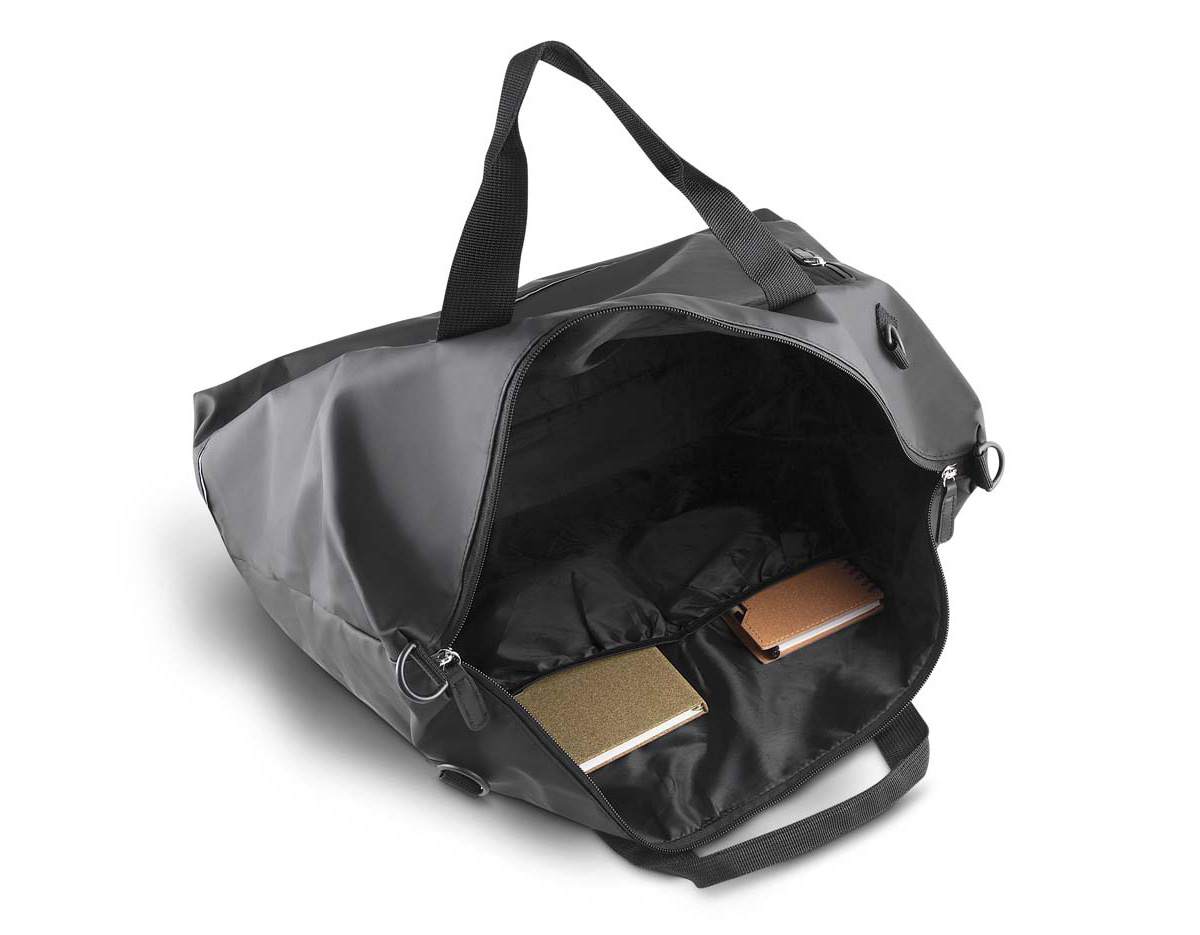 Mala esportiva confeccionada em PU, com revestimento interno em poliéster 210D, que garante resistência e fácil limpeza. Possui faixa refletiva para maior visibilidade, bolso frontal com zíper, dois compartimentos internos e alça de mão. Conta ainda com alça de ombro ajustável, oferecendo praticidade no transporte. Um brinde corporativo moderno, funcional e ideal para atividades esportivas e viagens curtas.
